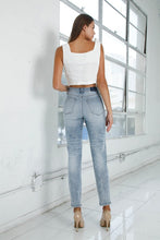 Load image into Gallery viewer, HIGH RISE GIRLFRINED JEANS LIGHT WASH
