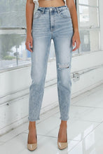 Load image into Gallery viewer, HIGH RISE GIRLFRINED JEANS LIGHT WASH
