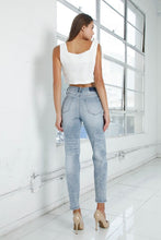 Load image into Gallery viewer, HIGH RISE GIRLFRINED JEANS LIGHT WASH
